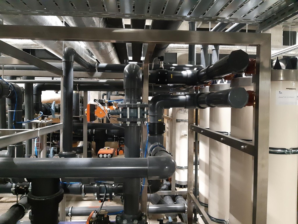 Zaawansowana instalacja systemu Ultraecoswim do odzysku i uzdatniania wód popłucznych z basenu 10m³ – widok z pomieszczenia technologicznego. 
