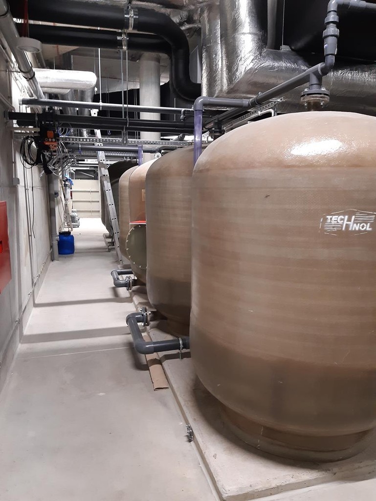 Zbiorniki filtracyjne i rurociągi w instalacji systemu Ultraecoswim – uzdatnianie wód popłucznych w obiekcie basenowym. 