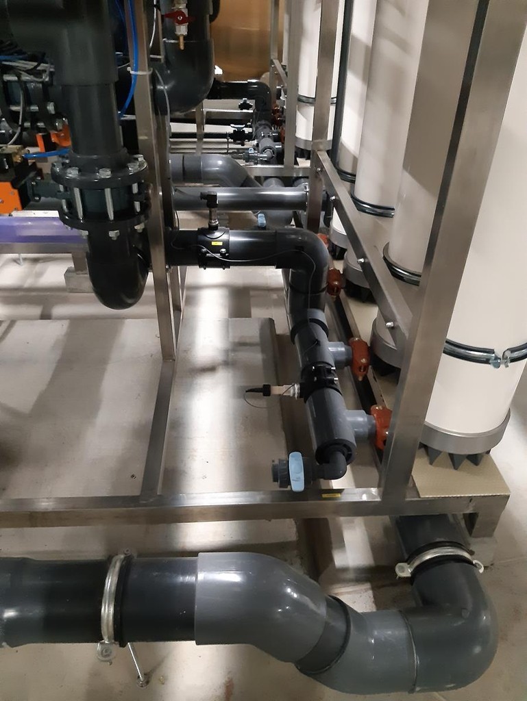 Część układu Ultraecoswim z systemem membran filtracyjnych, rur i zaworów – efektywne gospodarowanie wodą basenową. 